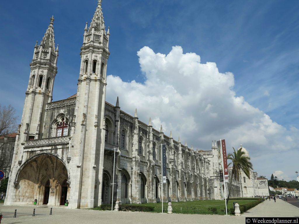 Dit is het het 16de-eeuwse Jerónimos-Klooster van Belém,  Mosteiro dos Jerónimos. Je moet een kaartje kopen om het klooster te kunnen bezoeken. Op de eerste zondag van de maand is een bezoek gratis.Tip: De bezienswaardigheden en attracties van Belém.